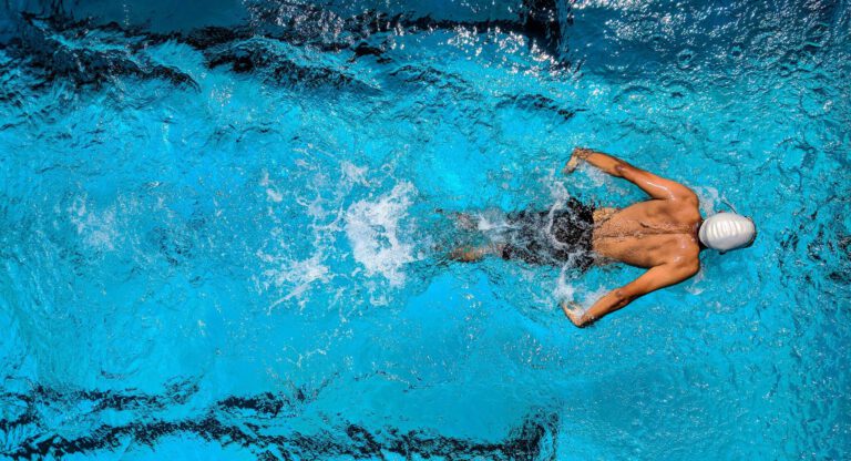Zwemmen als sport voor 50-plussers: voordelen en hoe je begint