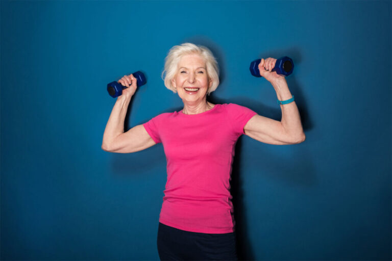 Vrouw van 60-plus traint met halters