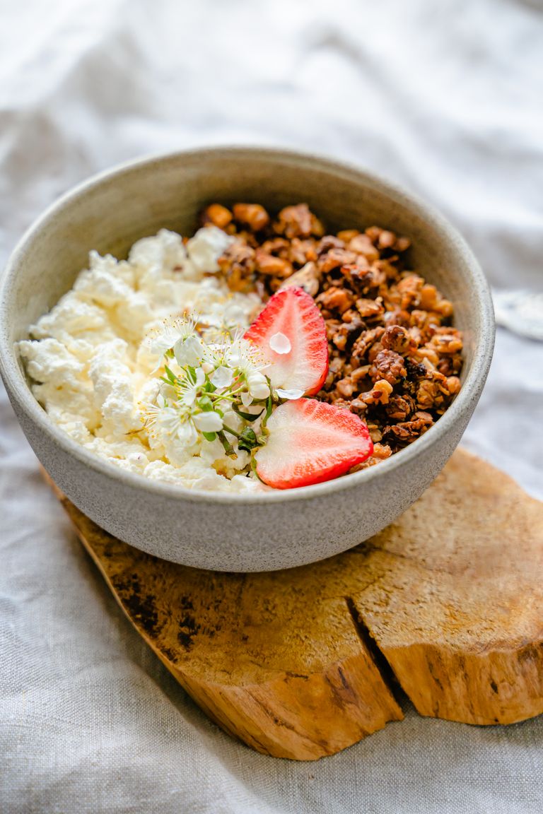 Eiwitrijk ontbijt met kwark, granola en verse aardbeien in een schaal